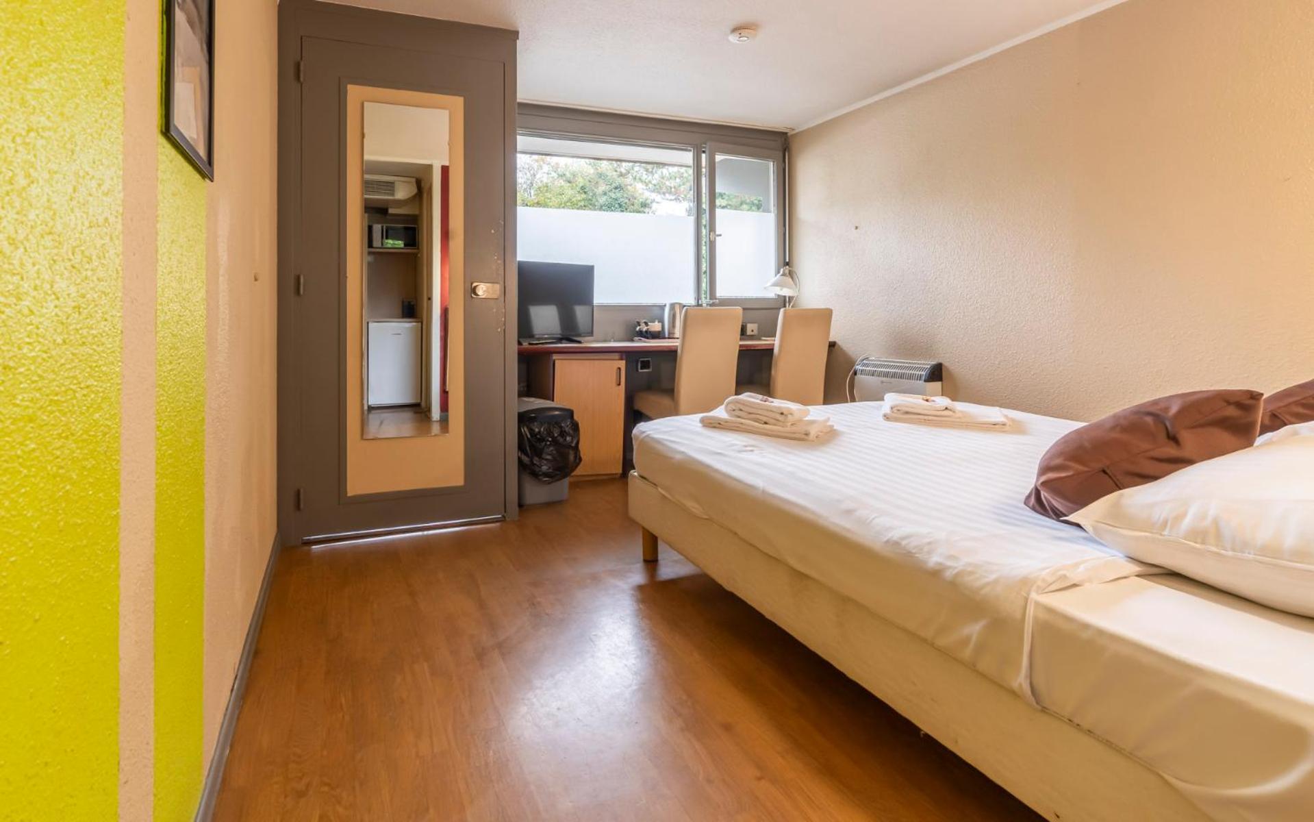 Отель Sleep & Go Brugge Экстерьер фото