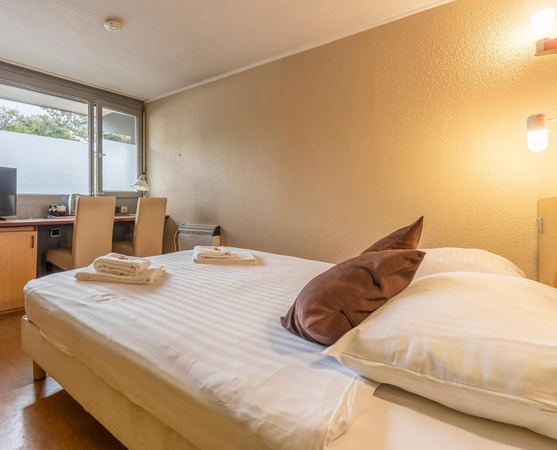 Отель Sleep & Go Brugge Экстерьер фото
